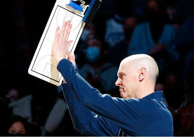 者续约一份, 卡莱尔